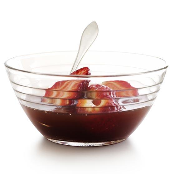 Rabarber-muscovadosuppe med friske bær