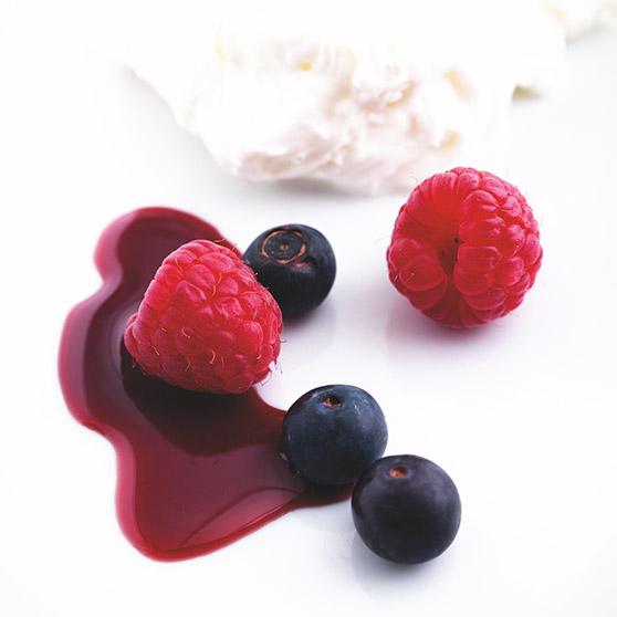 Yoghurtdessert med rødvinscoulis og bær