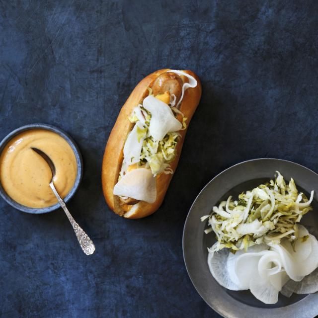Hotdog med koriandersyltet kål, ingefærsyltet kinaradise og chili mayo