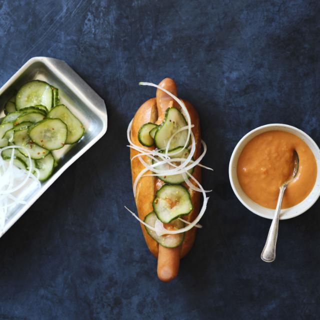 Hotdog med sennepssyltede agurker, tomat-/rabarberketchup og rå salatløg
