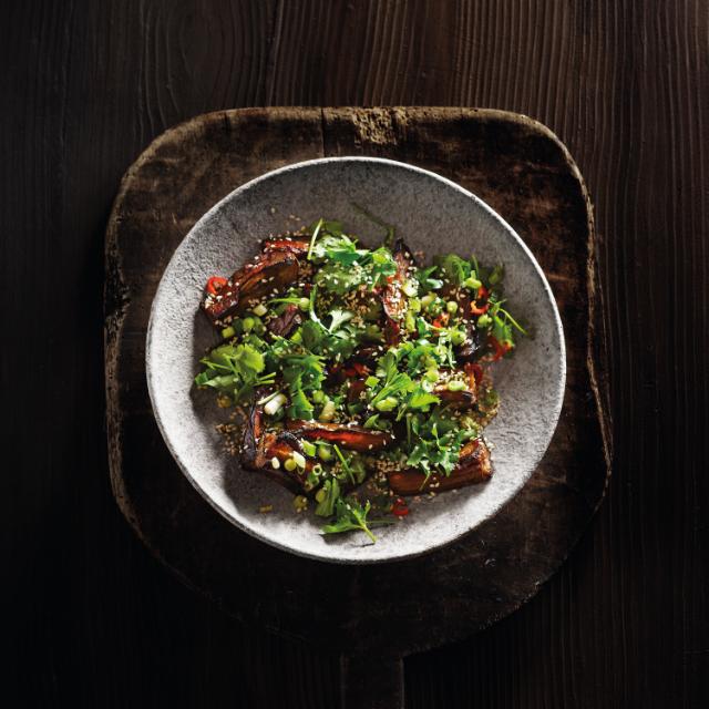 Misoglaseret aubergine med forårsløg, sesam og koriander 