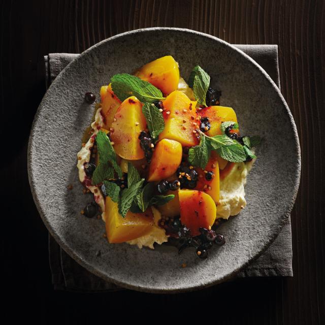 Gule beder med solbærsirup, friskost, mynte og ristet boghvede