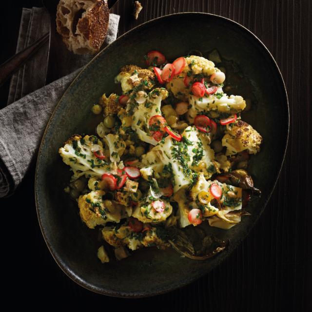 Bagt blomkål med sur-sød dressing med radise og stikkelsbær