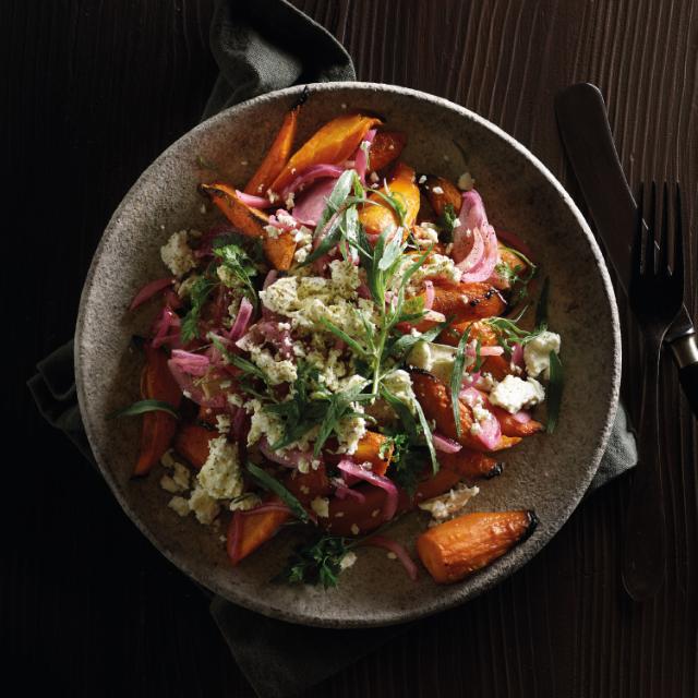 Bagte gulerødder med syltet rødløg og feta