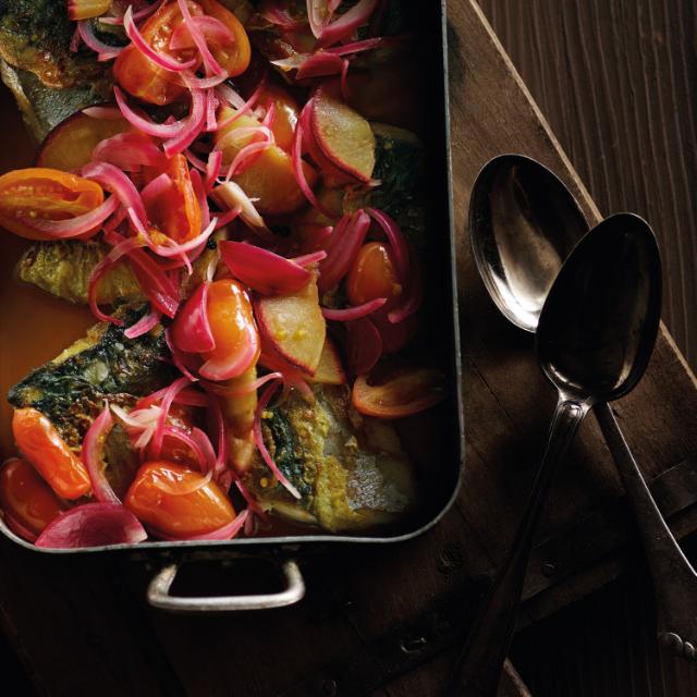 Stegt syltet makrel med tomat, blomme og rødløg