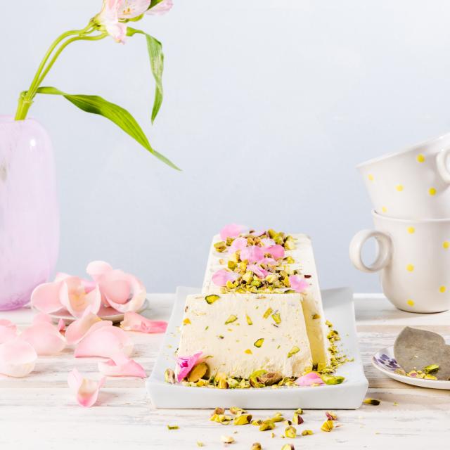 Semifreddo med rose og pistacie