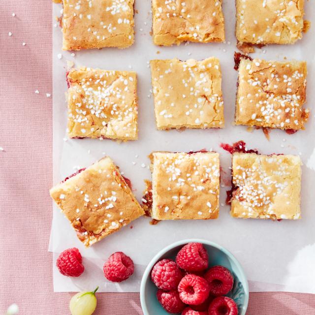 Blondies med stikkelsbærsyltetøj