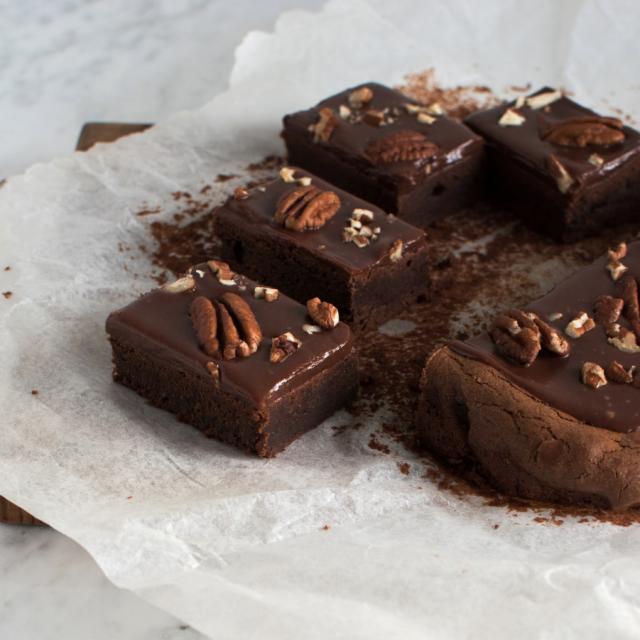 Brownie med mælkechokolade ganache og pekannødder