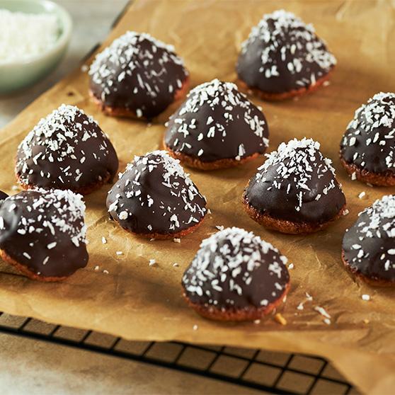 Små kager med smørcreme og kokos