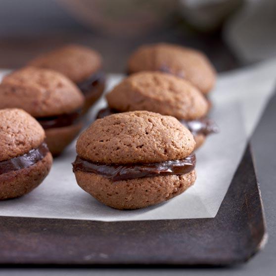 Chokoladewhoopies med appelsinfyld