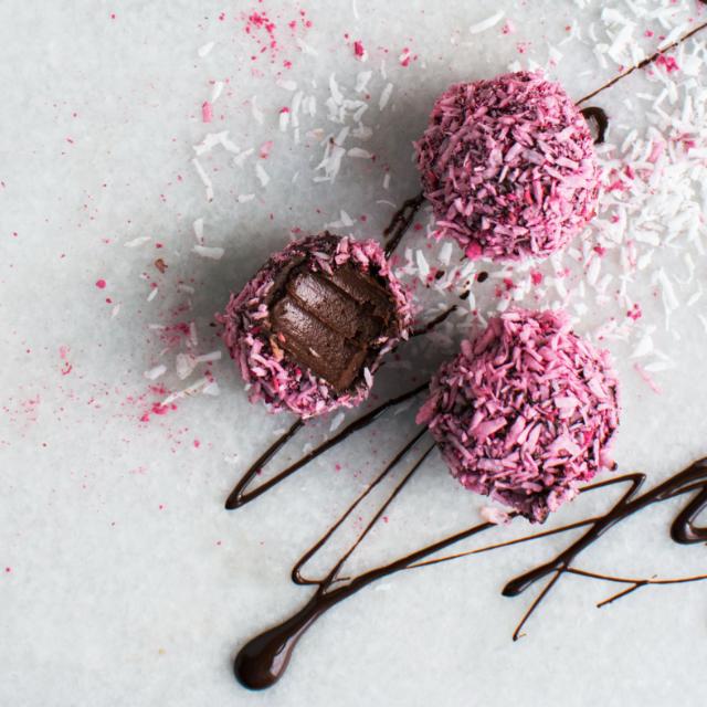 Chokoladetrøfler med hindbær og kokos