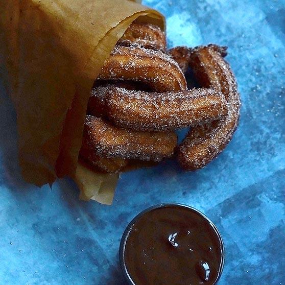 Churros med chokoladesauce