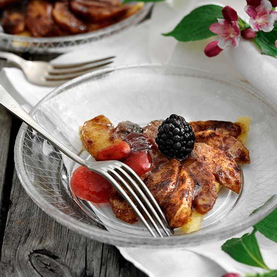 Kanelstegte æbler på mandelbund med blommesauce