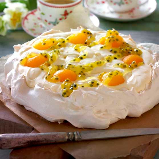 Påskepavlova med fyld af citronfløde og passionsfrugtsauce