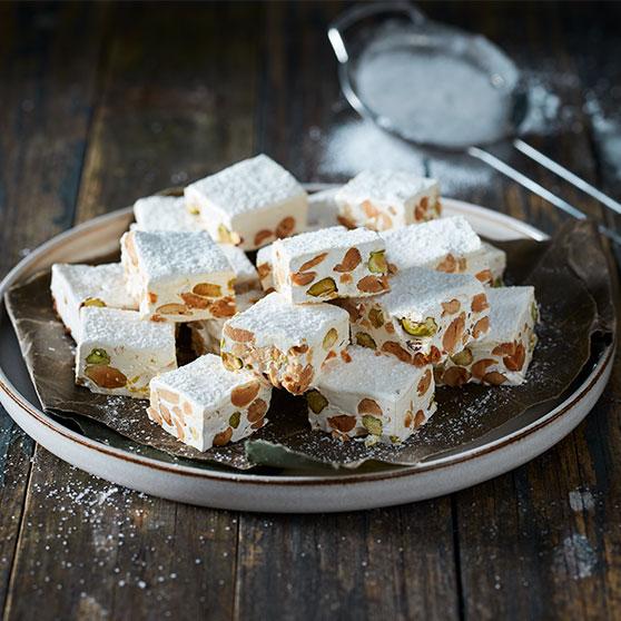 Fransk nougat med peanuts og pistacie