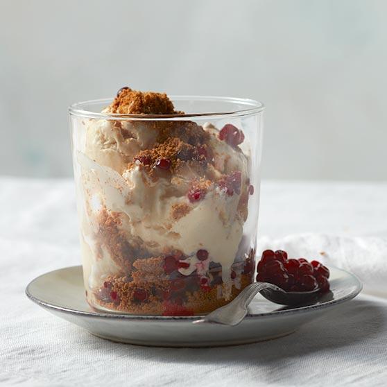 Brunkageparfait med tranebær