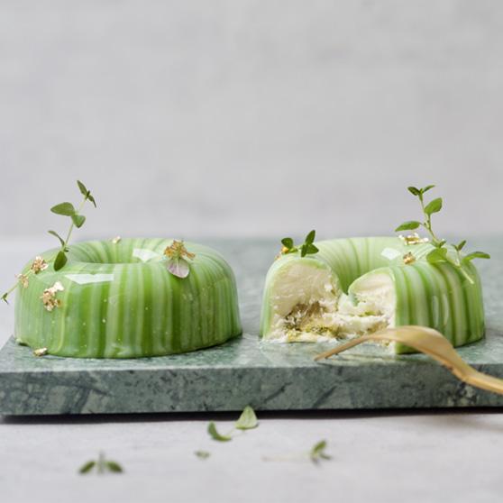 Glutenfri donuts med pistacie, timian, citron og hvid chokolade