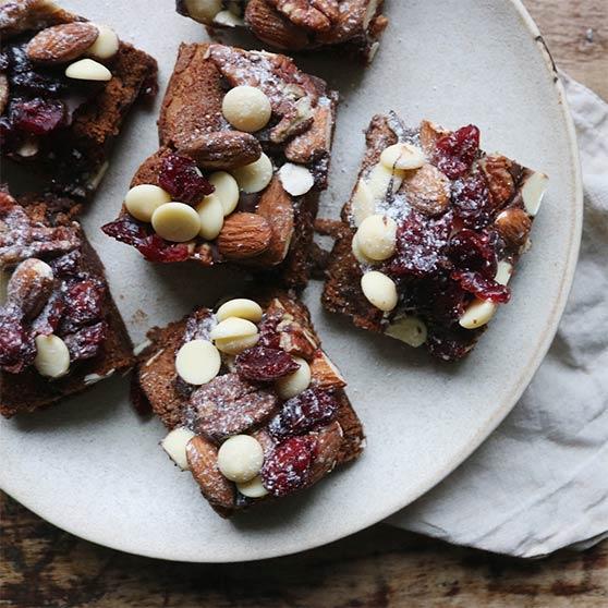 Julebrownie med nødder og chokolade