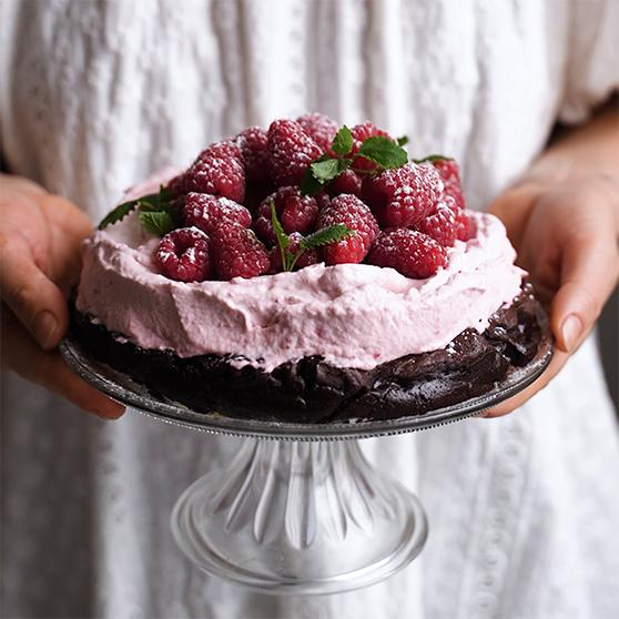 Mudcake med hindbærflødeskum