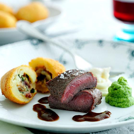 Lammefilet med blomkåls- og broccolitoppe, fyldte kartofler og timiansky