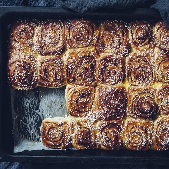 Kanelsnegle i bradepande