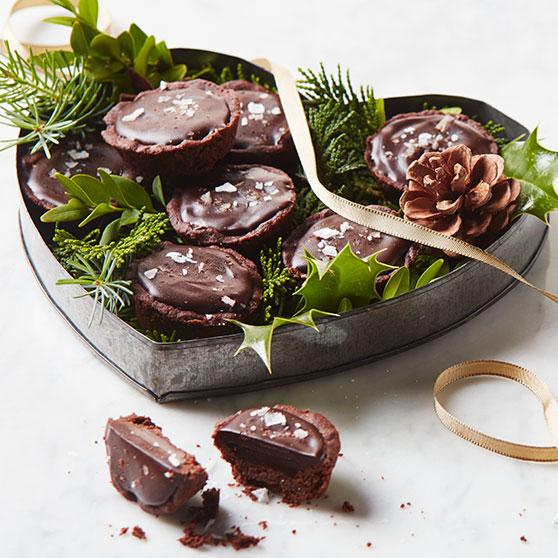 Minitærter med saltkaramel og chokoladeganache