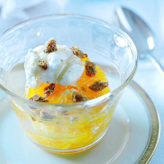Appelsinsalat med sirupsfløde og peberkager