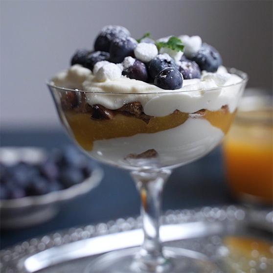 Påskedessert med lemoncurd, kiksecrumble og flødeskum