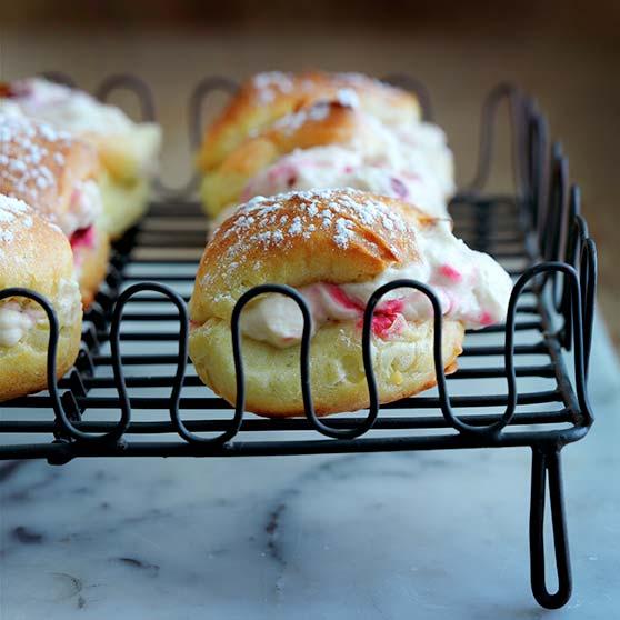 Petits choux med tyttebær i karamelflødeskum