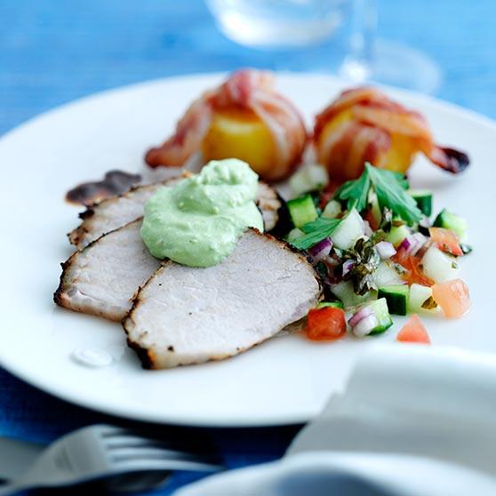 Rødvinskogt skinkefilet med tomatsalsa og avocadocreme