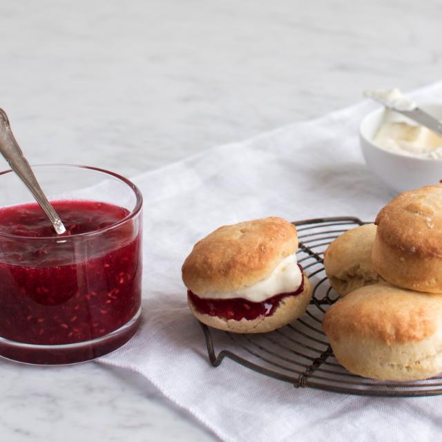 Scones med hindbærsyltetøj og flødeskum