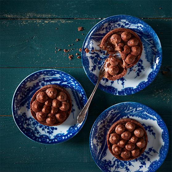 Tartlets with rosemary toffee and chocolate panna cotta