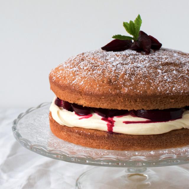 Victoria sponge cake med hvid chokolade creme og bagte blommer