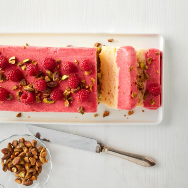 Hvid chokoladeis med hindbærsorbet og pistacie