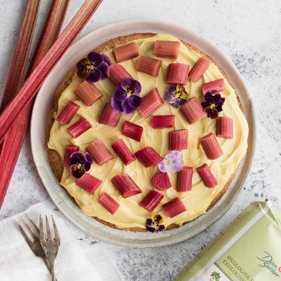 Mandelkage med hvid chokolade cremeux og bagte rabarber