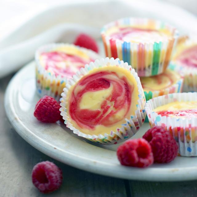 Minicheesecakes med hindbærswirl