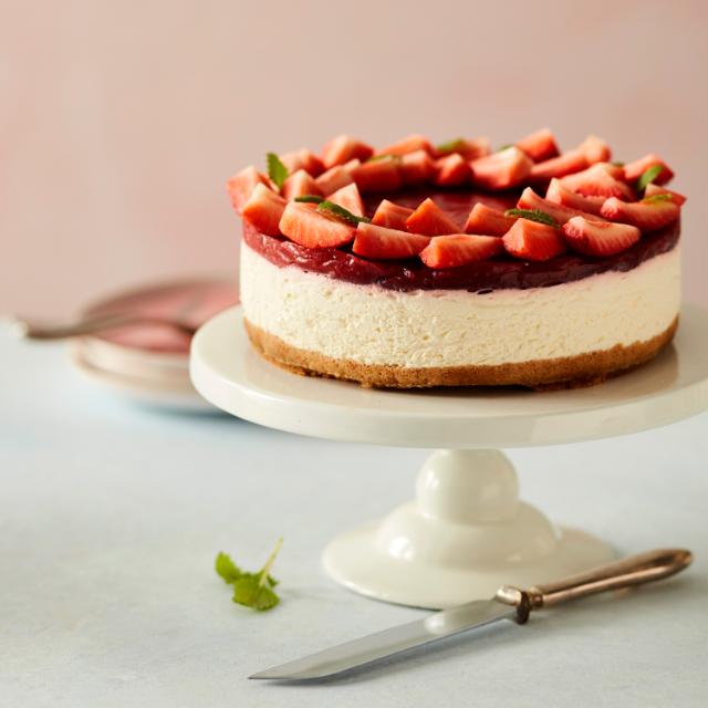 Cheesecake med rabarber og jordbær