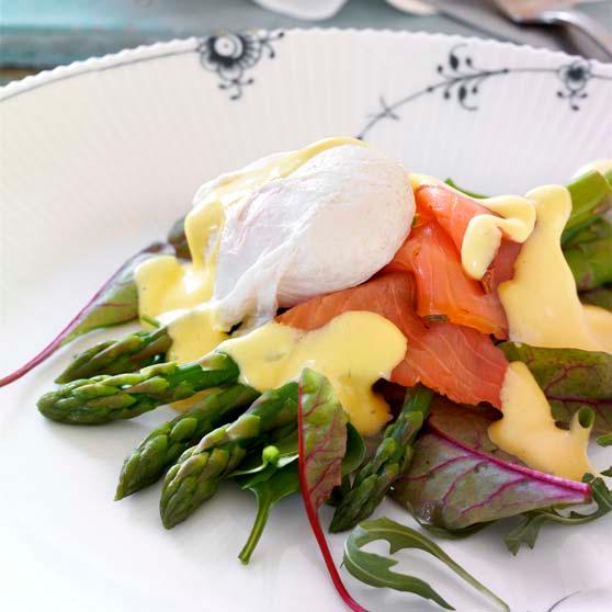 Pocheret æg med asparges og laks på salatbåde